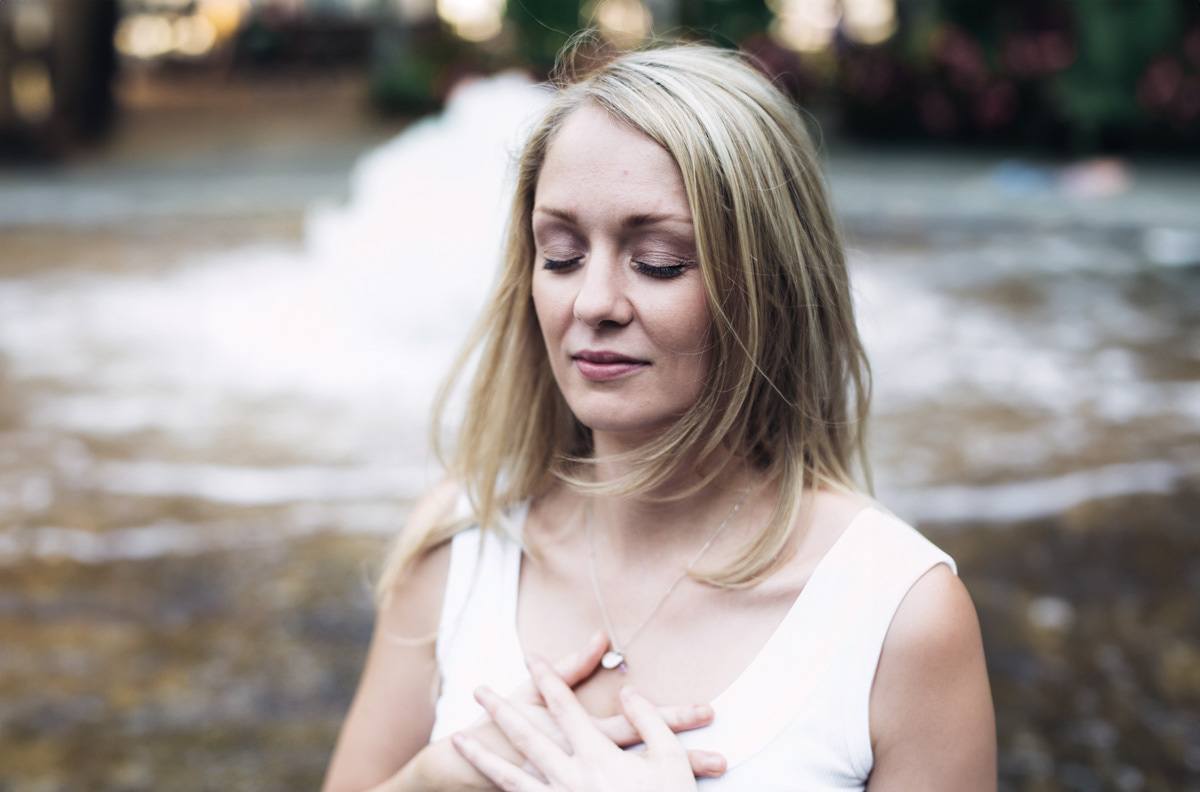 Birgit Budtke – Yogalehrerin in achtsamer Herz-Atem-Übung