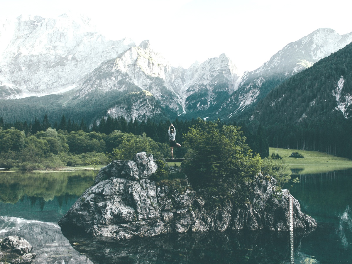 Yoga in den Bergen – Symbol für Ruhe & Balance